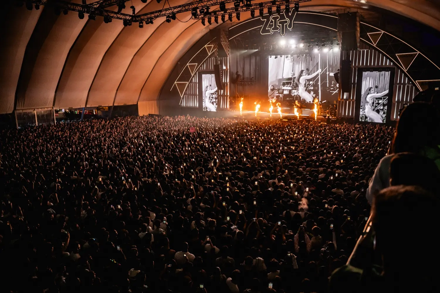 Multitud de personas disfrutando de un concierto en Espacio Zity 2025, imagen promocional para el Abono General de Espacio Zity 2026